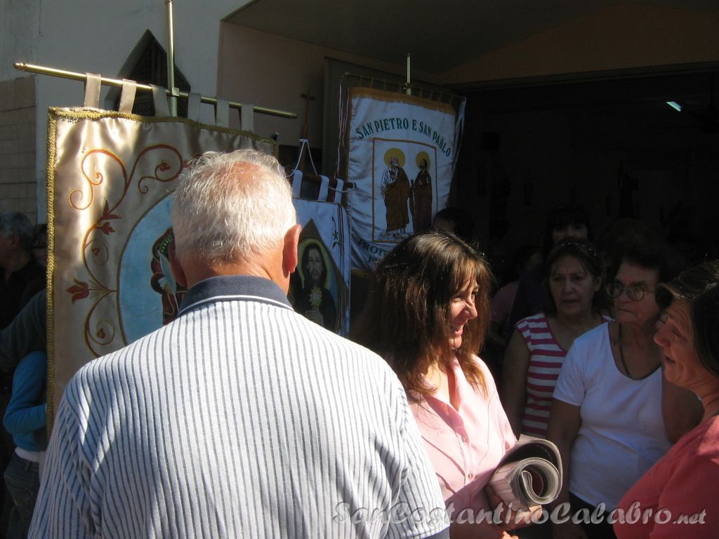 I fedeli in attesa del santo