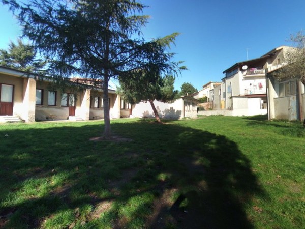 Foto panoramica del retro della scuola elementare
