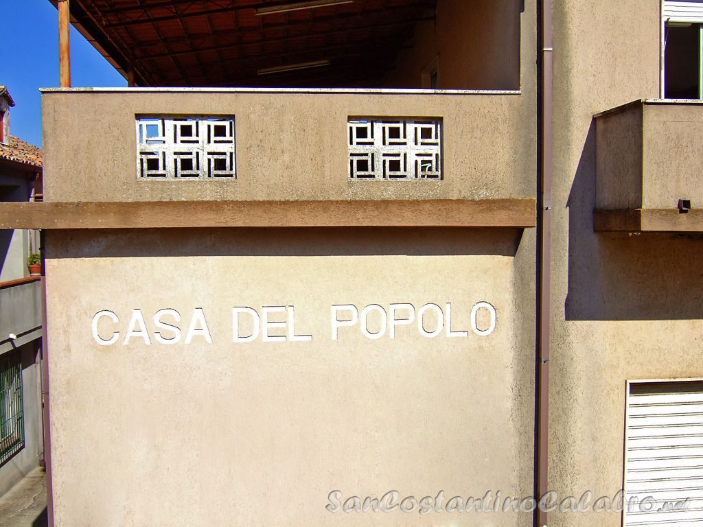 La scritta sul muro della Casa del Popolo